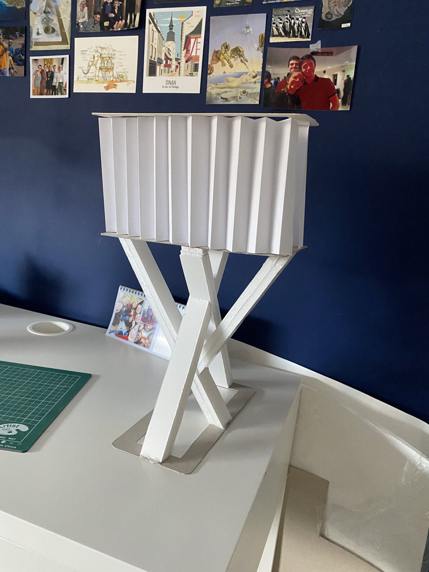 Maquette en carton plume blanc de la lampe de bureau.